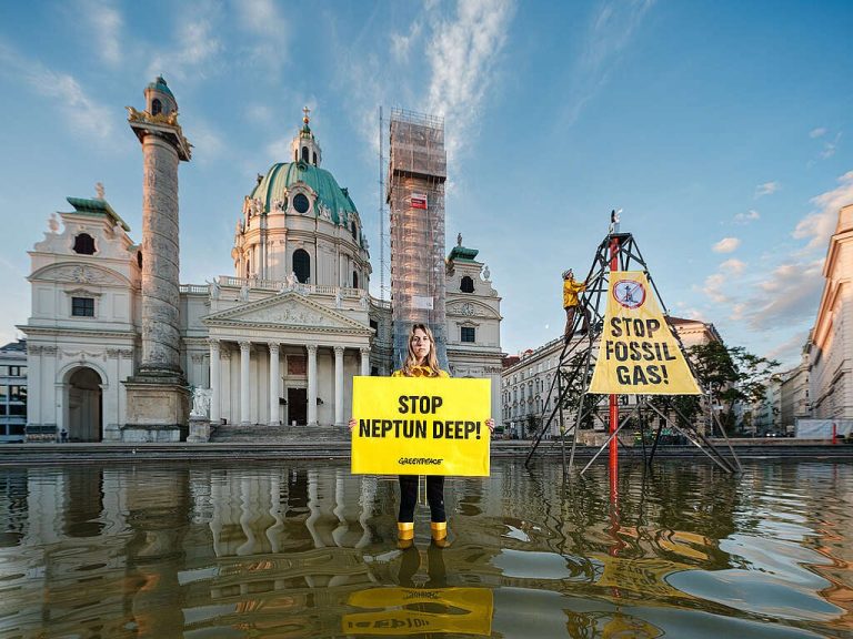 Greenpeace solicită oprirea exploatării zăcământului de gaze Neptun Deep din Marea Neagră, deoarece amenință biodiversitatea marină