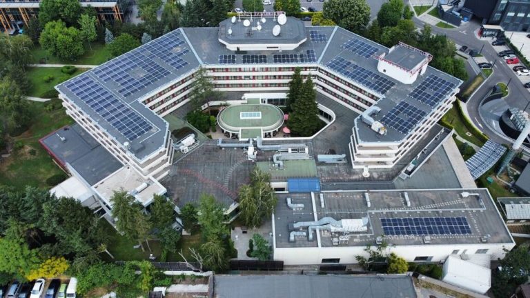 Renovatio Solar a instalat 650 de panouri fotovoltaice pe clădirile ANA Hotels și Crowne Plaza din București