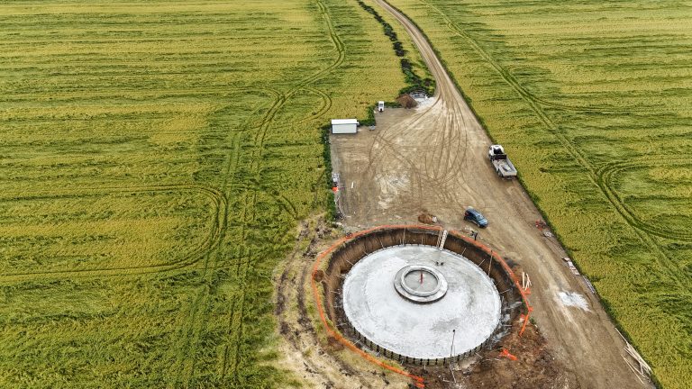 Danezii de la Eurowind Energy finalizează prima fundație a parcului eolian de 48 MW de la Pecineaga