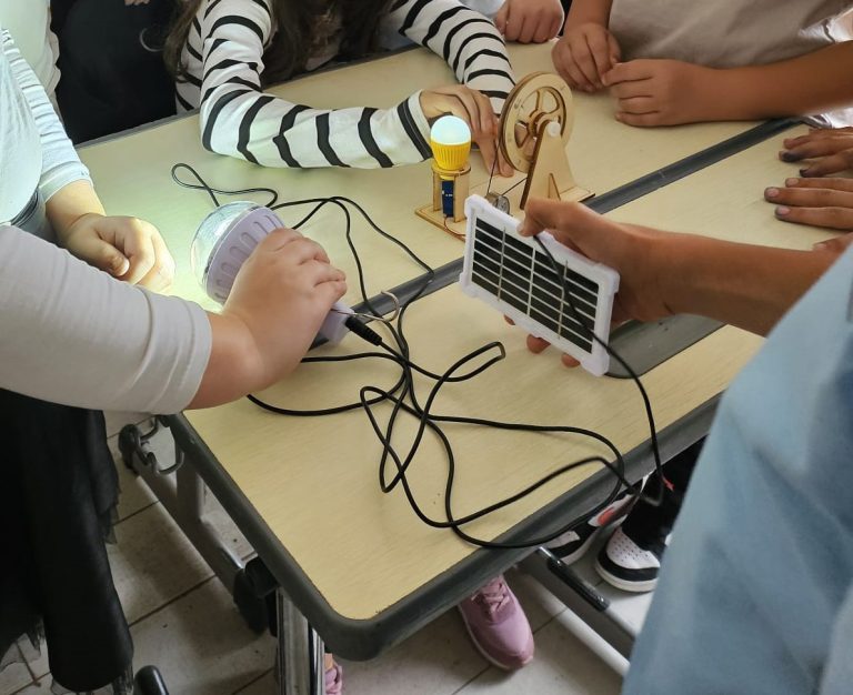 Pentru 3.000 de elevi au învățat despre energia regenerabilă prin programul ”Eco-Creatorii de energie”