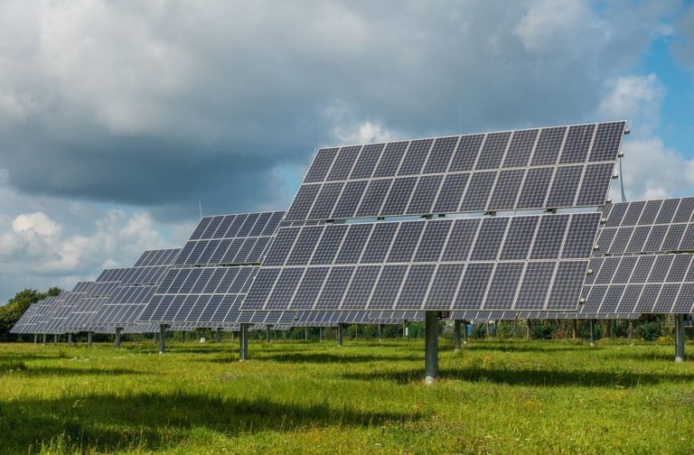 Primăriile și instituțiile publice primesc finanțare de 7 milioane euro pentru panouri fotovoltaice