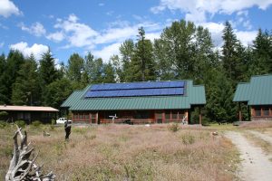 Panouri solare pe acoperișul unei locuințe din Hozomeen din Parcul Național North Cascades, Washington, U.S.. Foto: NPS Climate Change Response