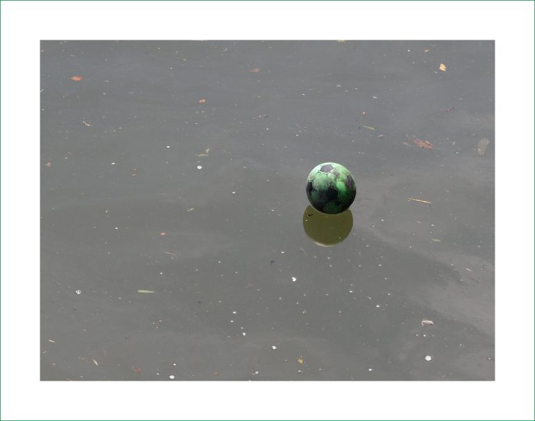 Minge de fotbal parasita pe lac, de GT#3 - OFF Permanently / Flickr