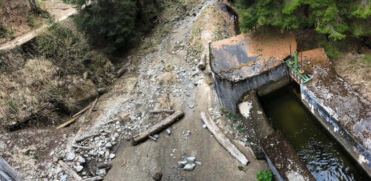 Imagine: Debitul principalului afluent al râului Vâlsan, Dobroneagu, redirecționat de către Hidroelectrica, prin tunelul care străpunge muntele, către lacul de acumulare Vâlsan. 19 aprilie 2020. Foto: Fundația Alex Găvan