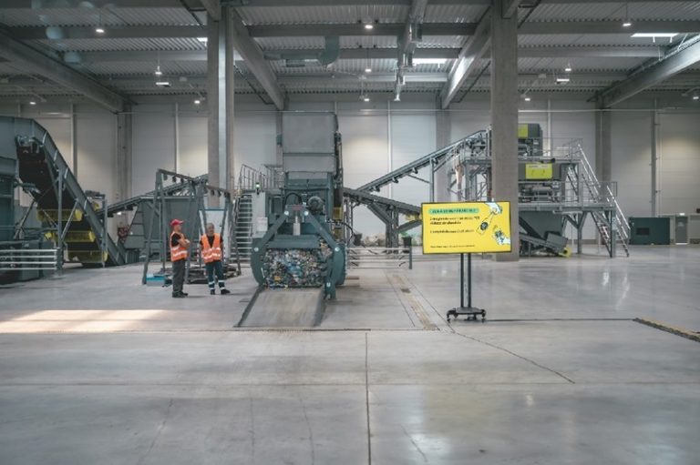 Imagine: Centrul de sortare și procesare de la Bacău are o capacitate anuală de numărare de aproximativ 650 de milioane de ambalaje SGR. Iulie, 2024. Foto: ReturRO