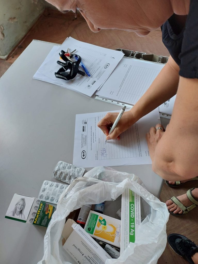 Imagine: La predarea medicamentelor expirate trebuie completat un formular cu denumirea medicamentului, cantitatea, datele din CI, data și semnătura. Iulie, 2024. Foto: Georgiana Anghel