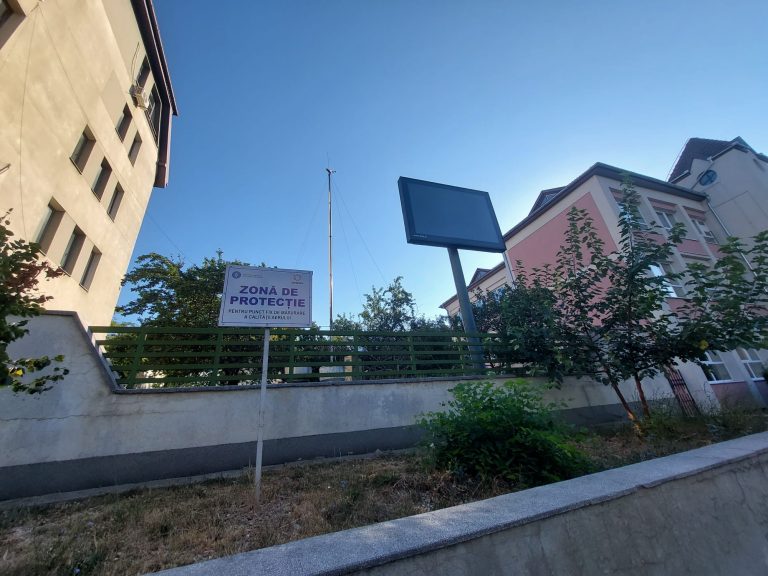 Imagine: Stație nefuncțională din iunie 2022, de la Agenția Pentru Protecția Mediului din Oradea. 30 Iulie 2024, Foto: Georgiana Anghel