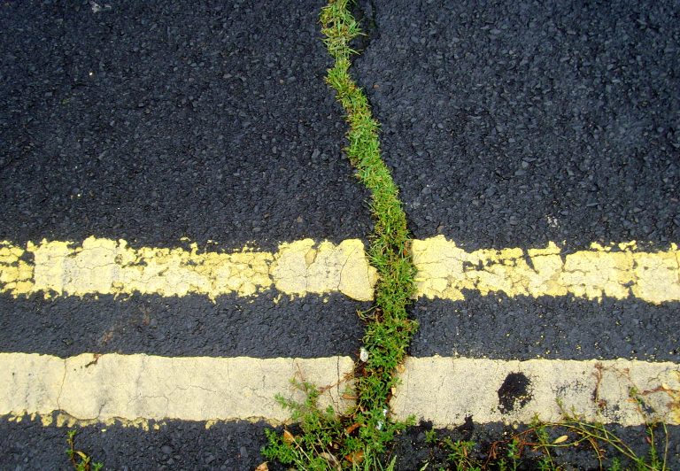 (Foto reprezentativă: Crăpătură în asfalt, 1 august 2015 ©Tony Worrall Photography)