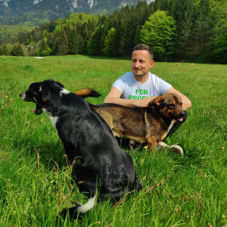 Foto: Nicu Ștefănuță la Piatra Craiului, România. Mai 2023. Sursa: Facebook/Ana Iulia Galbenu