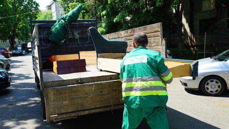 Imagine: O parte din operatorii de salubritate organizează campanii gratuite pentru colectarea deșeurilor mari. Foto: Rer Vest Oradea