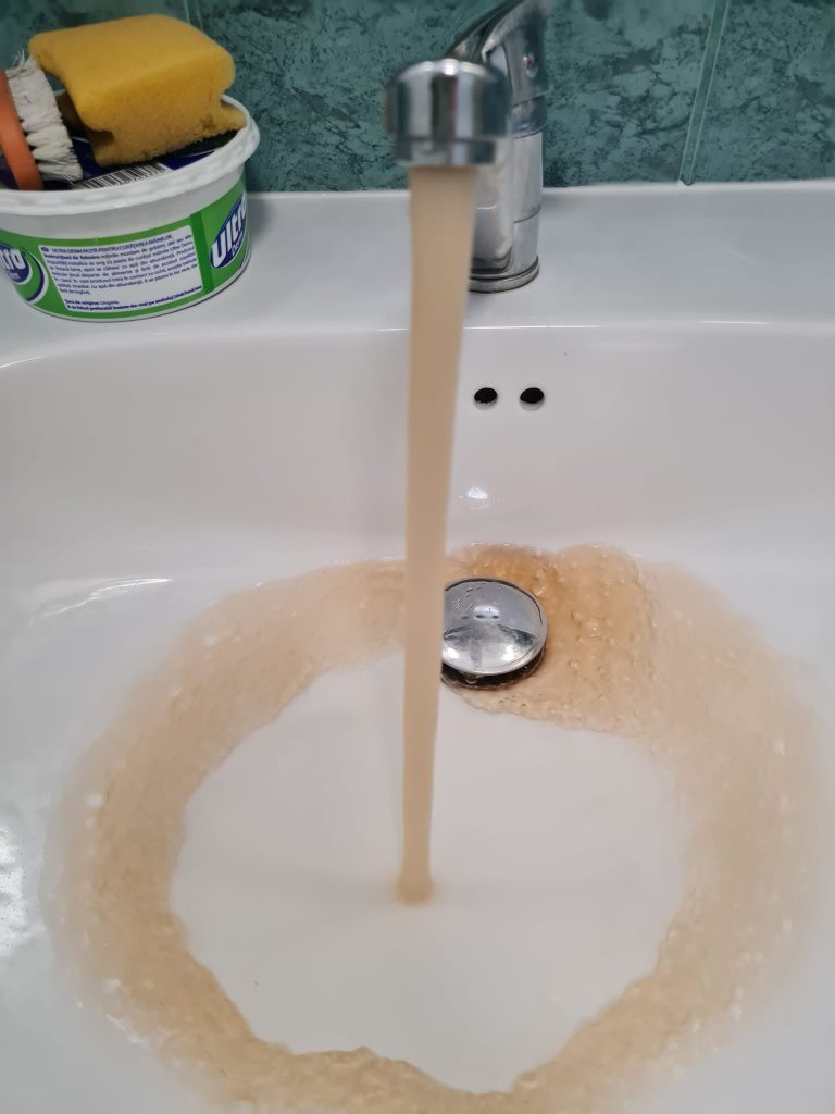 Imagine: Anual, Compania de Apă Oradea are sute de sesizări cu privire la calitatea apei de la robinet. Iunie 2023. Sursă foto: Facebook/Compania de Apă Oradea SA