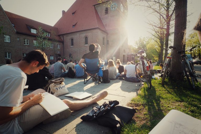 (Foto reprezentativă: Studenți desenând, 19 aprilie 2018, © Ștefan Jurcă)