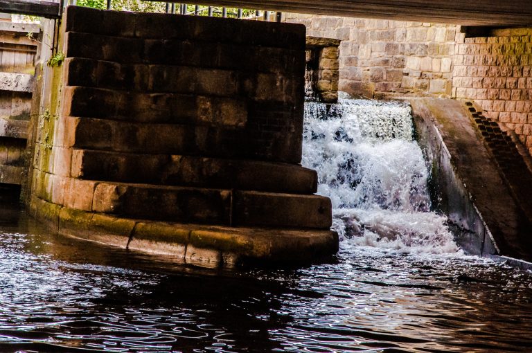 (Foto reprezentativă: Apă sub pod, 4 mai 2011, ©Michael Ripley)