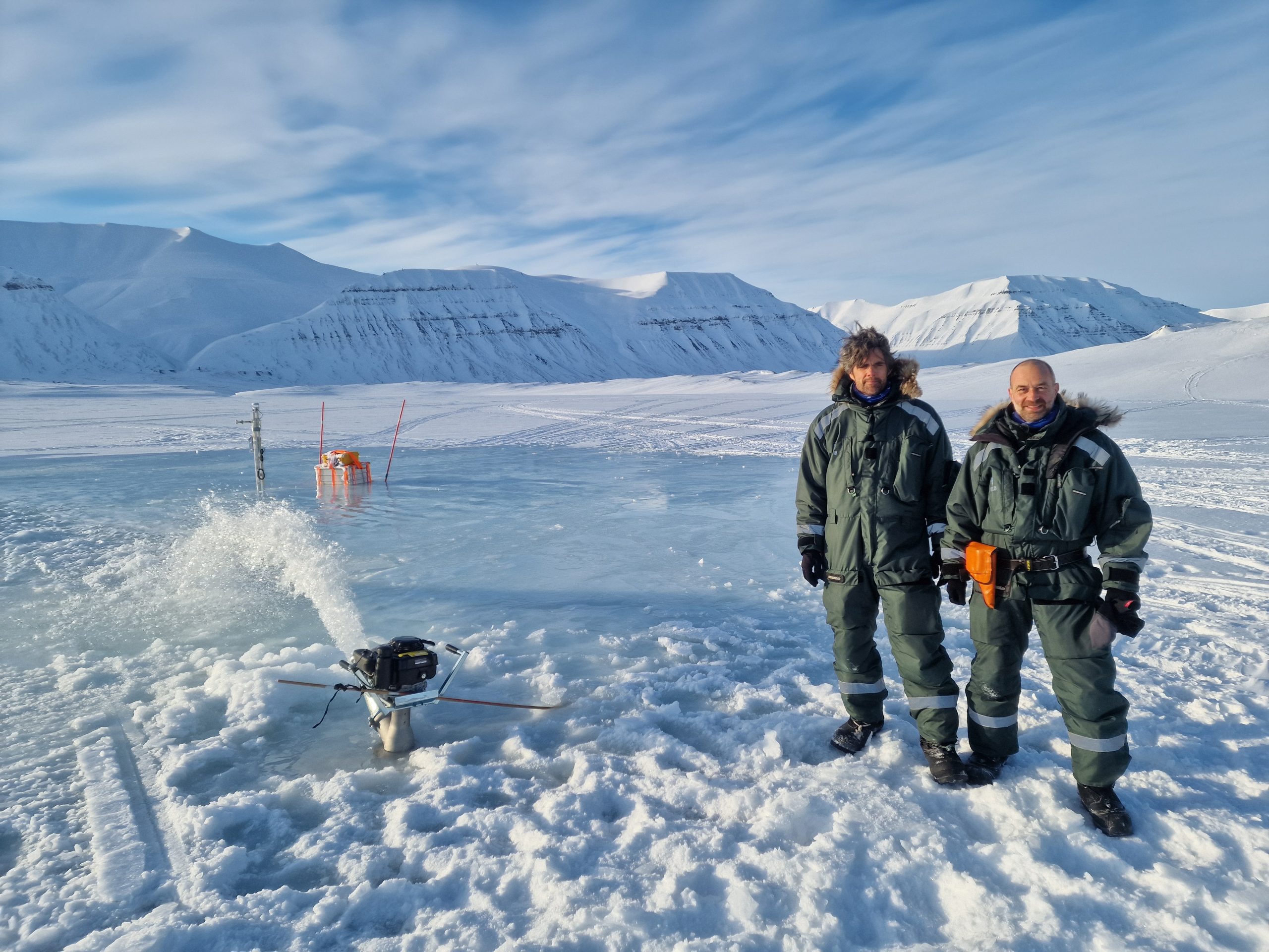 Foto: Experții Fonger și Tom, care vor să salveze gheața arctică, stau lângă o pompă. Sursa: Arctic Reflections