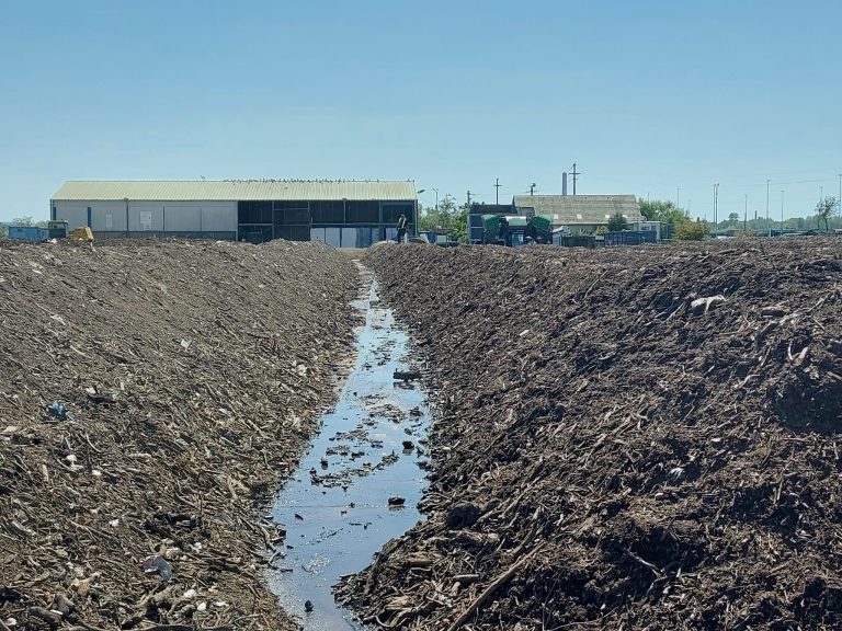 Imagine: Stația de compostare Eco Bihor , cu o suprafață de 9500 m2 are ca scop tratarea deșeurilor organice, biodegradabile, colectate selectiv din zona metropolitană Oradea și din județul Bihor. Iulie 2024. Foto: Georgiana Anghel