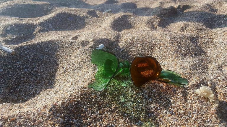Foto: Sticlă spartă pe plajă, Vama Veche, ©Ana Maria Gheorghe