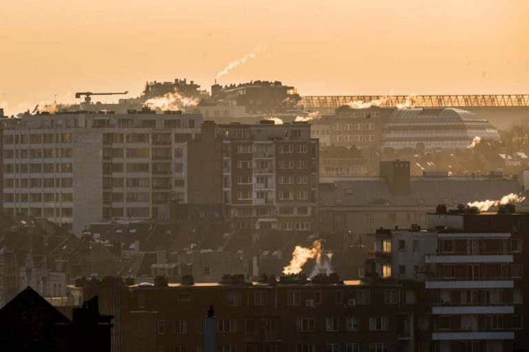 Imagine: Emisiile produse de încălzirea privată a clădirilor din oraș în lumina dimineții. 2018. Sursa foto: Comisia Europeană