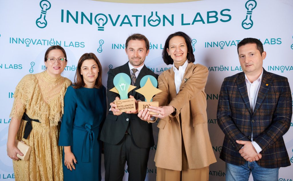 Imagine: Raluca Dumitrica (ORO PR), Monica Obogeanu (Orange Fab), Radu Motisan (uRADMonitor), Liudmila Climoc (ORO CEO), Cristian Patachia (ORO Innovation) la decernarea premiului Innovation Lab în 2016. Foto: uRADmonitor