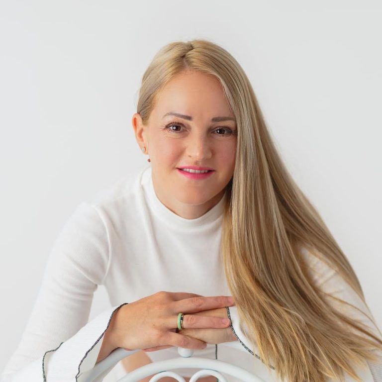 Foto: Simona Cecilia, Ghiga, Doctor Inginer de Mediu, administrator al Centrului de Colectare EcoArena din Iași, un operator de colectare a deșeurilor electrice, electronice și electrocasnice (DEEE-uri), arhivă personală