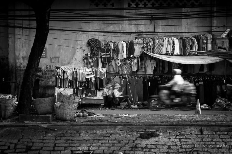 Vanzare stradala de haine vechi, 26 decembrie 2011, de Tri Nguyen | Flickr