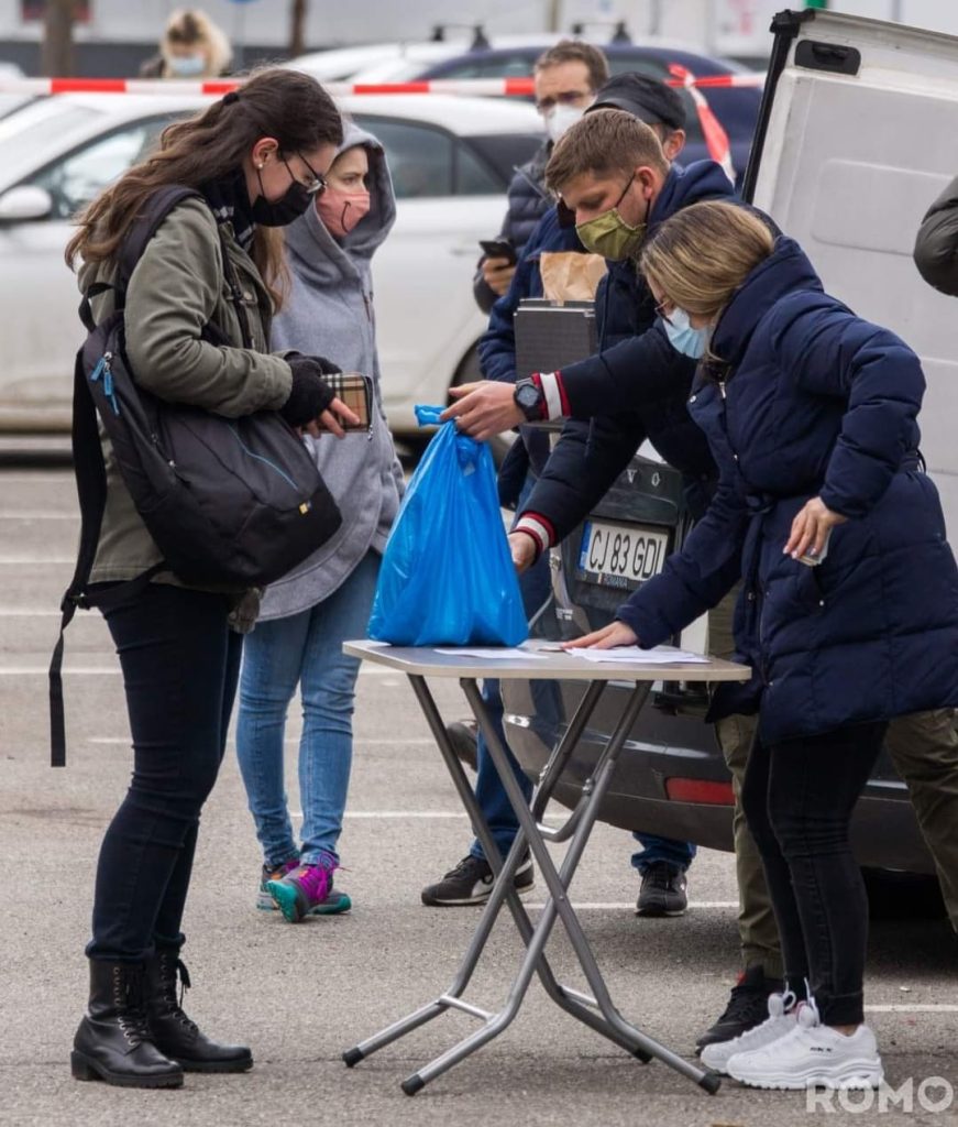 Foto: Predare produse achiziționate pe grupul de Facebook, Romo