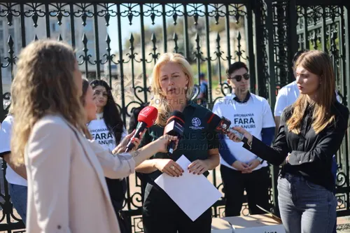 Foto: Reprezentanții HSI/Europe în România depun oficial semnăturile strânse în petiția #FurFreeRomania Parlamentului României, marcând un pas important spre protejarea animalelor. Bucureşti, România, 27.9.2024. Sursa: Cătălin Fătu / HSI