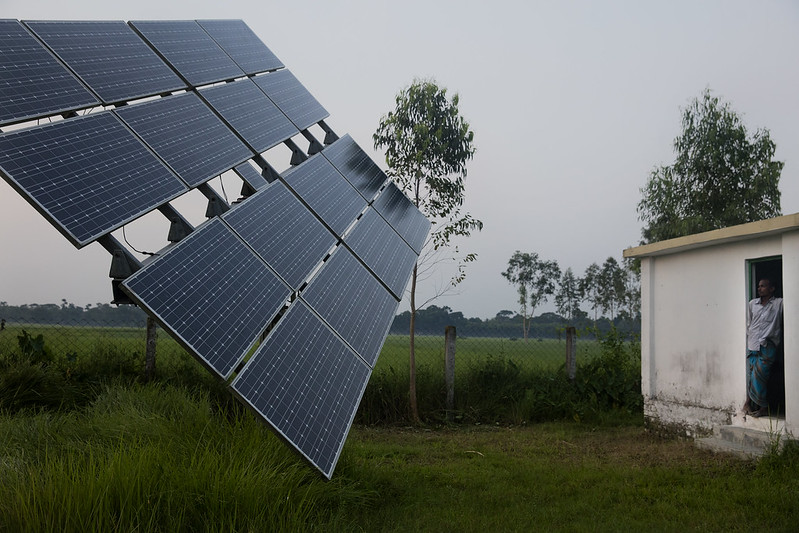 Foto: Manik, un operator de pompe solare pentru Nusra, lucrează în apropierea panourilor solare din Rohertek, Bangladesh, pe 12 octombrie 2016. Nusra este un ONG care lucrează pentru a aduce irigarea solară fermierilor și sisteme solare pentru case pentru familiile din Rohertek. Sursa: Arhiva Fotografica a Bancii Mondiale | Flickr © Dominic Chavez/World Bank