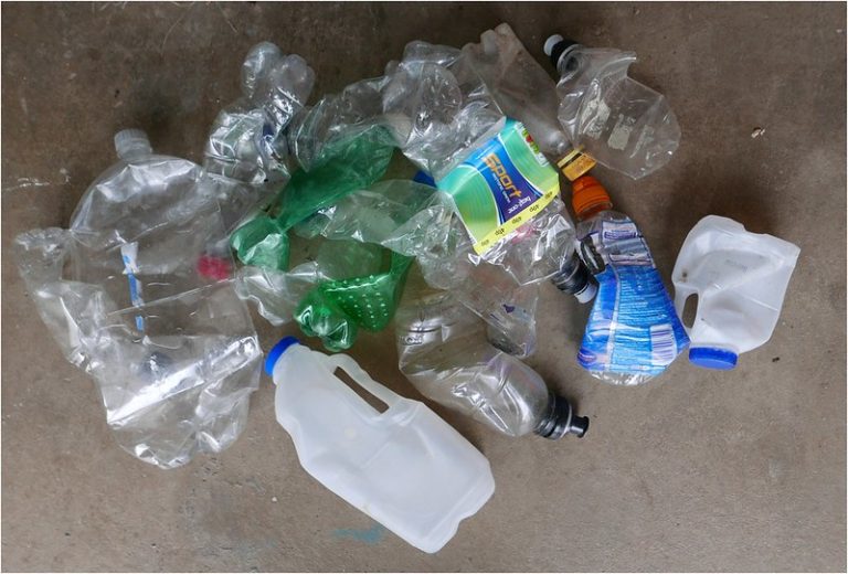 Foto reprezentativă: Încă o pungă cu sticle, 2 martie 2019, ©brian batters