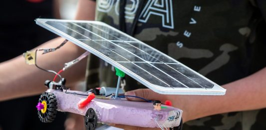 Foto: Participanții la competițiile de mașini electrice pentru școlile gimnaziale din 2019 și-au pus la încercare mașinile modele cu energie solară și cu baterii în timpul evenimentului de la Dakota Ridge High School din Littleton, Colorado, S.U.A, 4 mai 2019. Sursa: Werner Slocum / National Renewable Energy Lab | Flickr