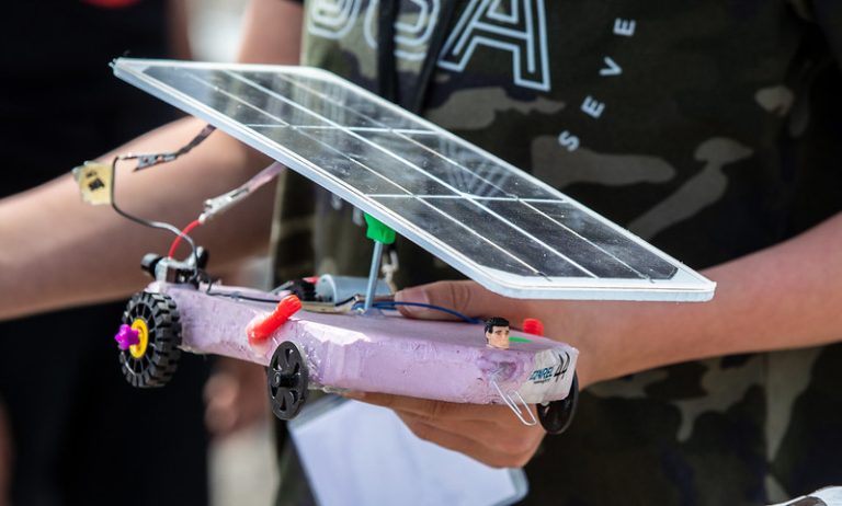 Foto: Participanții la competițiile de mașini electrice pentru școlile gimnaziale din 2019 și-au pus la încercare mașinile modele cu energie solară și cu baterii în timpul evenimentului de la Dakota Ridge High School din Littleton, Colorado, S.U.A, 4 mai 2019. Sursa: Werner Slocum / National Renewable Energy Lab | Flickr