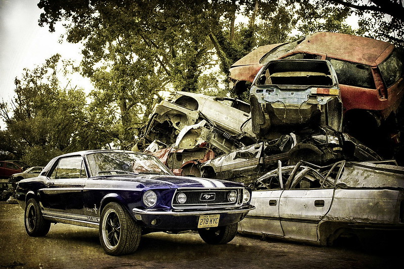 Foto: Despre valoarea maşinilor - un Ford Mustang din anii '66 şi cateva "maşini noi", 30 septembrie 2010 Sursa: bass_nroll | Flickr