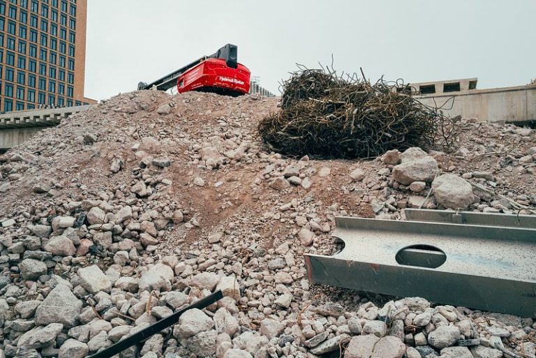 Foto reprezentativă: Deșeuri din construcții, 6 aprilie 2021, ©Tom Levold
