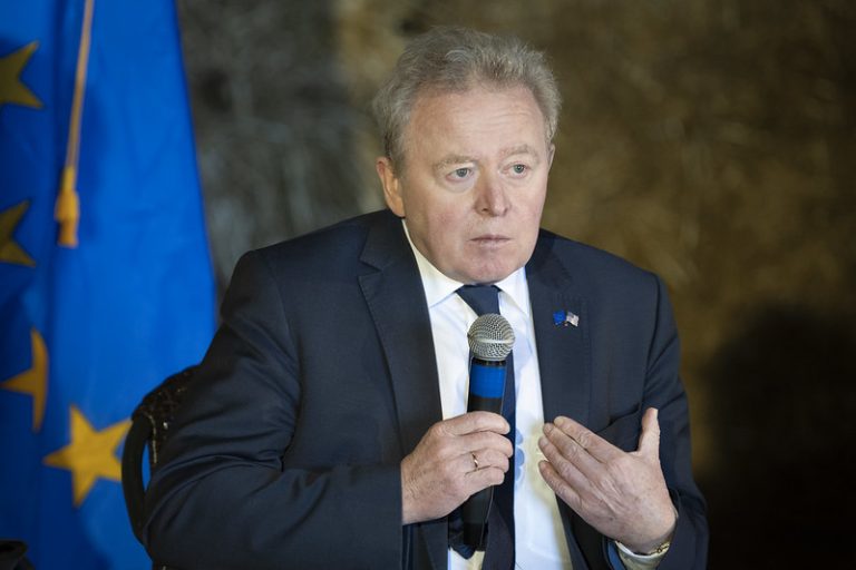 Foto: Comisarul European pe Agricultură, Janusz Wojciechowski, într-un panel de experţi, discutând practici inteligente și durabile din punct de vedere climatic și eforturi de conservare la Lippy Brothers Farms, Hampstead, Statele Unite, vineri, 24 februarie 2023. Sursa: Departamentul de Agriculturâ al S.U.A. | Flickr