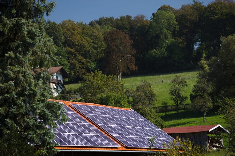 Solar Panels | Green Homes, Strada Assenbucher, Leoni, Bayern, Deutschland, 3 octombrie 2011. Sursa: Jimmy Baikovicius | Flickr