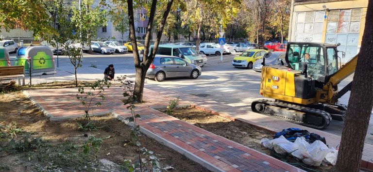 Foto: Pavele și borduri peste spațiul verde în Sectorul 3 al capitalei