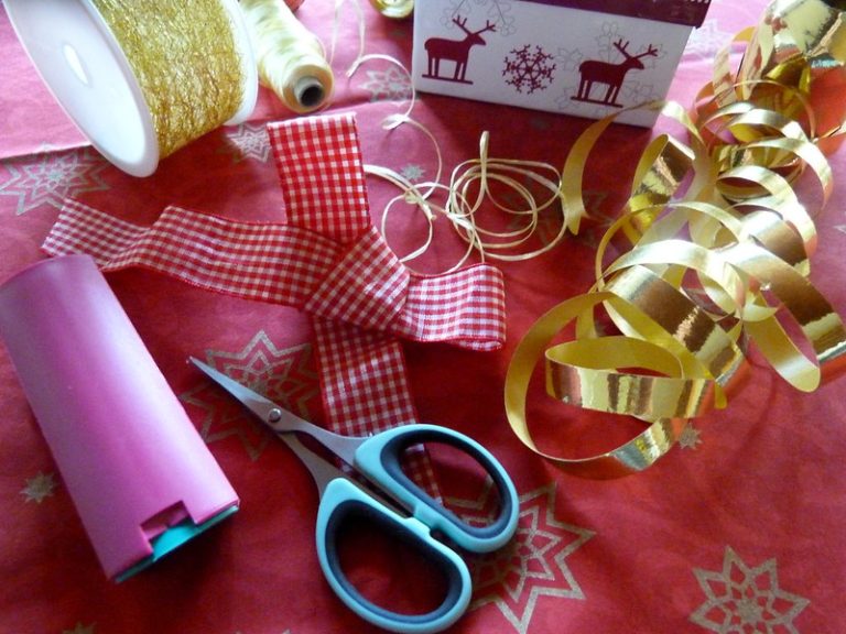 Foto reprezentativă: Material de ambalare pentru cadou, 19 decembrie 2020, ©Monika Heinrichs