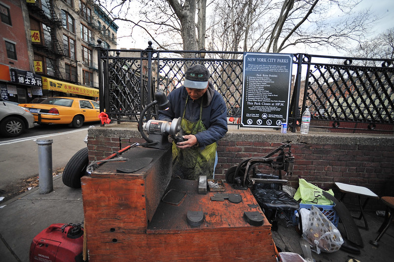 Foto: Cizmar, China Town, New York City, S.U.A., 29 noiembrie 2008 Sursa: Julian Bleeker | Flickr