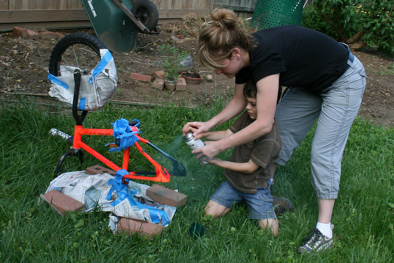 Foto: Cum să vopseşti o bicicletă reciclată, 9 mai 2009 Sursa: woodleywonderworks | Flickr