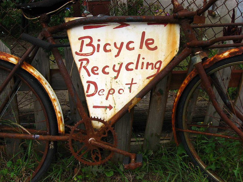 Depozit de reciclare biciclete - „Groapa de biciclete”, un excelent atelier de reparații și biciclete second hand din Ottawa. Pe panou scrie „Depozitul de reutilizare a bicicletelor” deoarece majoritatea bicicletelor care suntaduse aici ajung să fie pedalate de proprietari noi, nefiind topite ca resturi. Reutilizați, reduceți, reciclați!, 29 septembrie 2009 Sursa: Peter Blanchard | Flickr