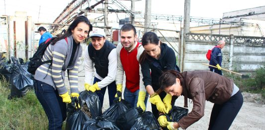 Foto: Colectare deşeuri cu Let's do it, Romania!, 25 septembrie 2010 Sursa: Dia | Flickr