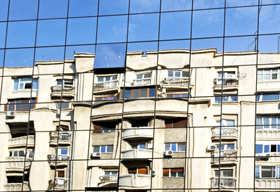 Foto: Clădiri reflectate, Bucureşti, 8 mai 2012 Sursa: Dennis Jarvis | Flickr