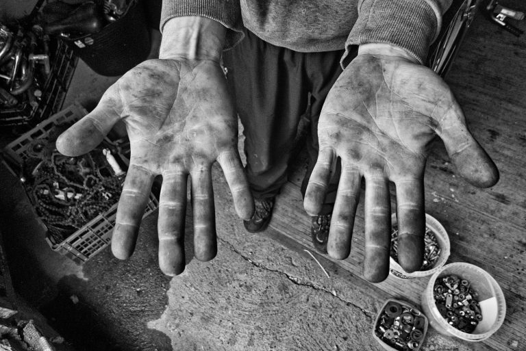 Foto: Mâinile artistului Anxo, un reparator de bicilete care şi scrie despre asta, 22 februarie 2013 Sursa: Walimai.photo | Flickr