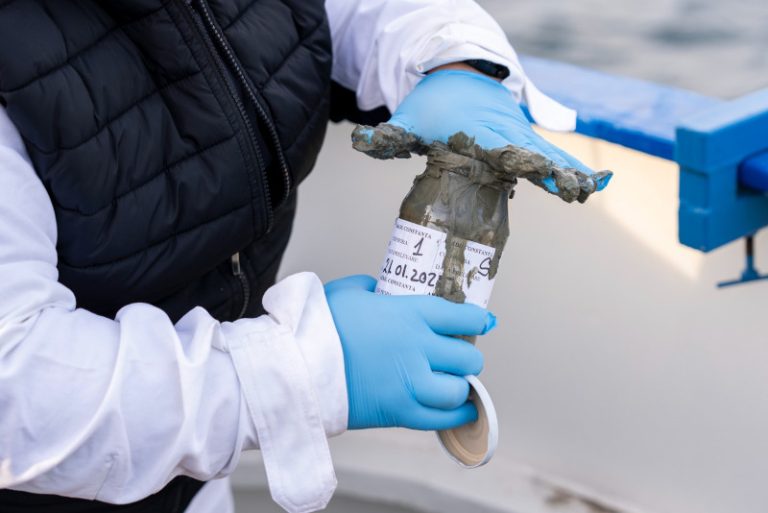România monitorizează efectele ecologice din Marea Neagră după accidentul din Strâmtoarea Kerci