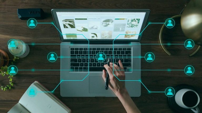 Inteligența artificială, petroliștii și social media: alianța toxică a dezinformării climatice