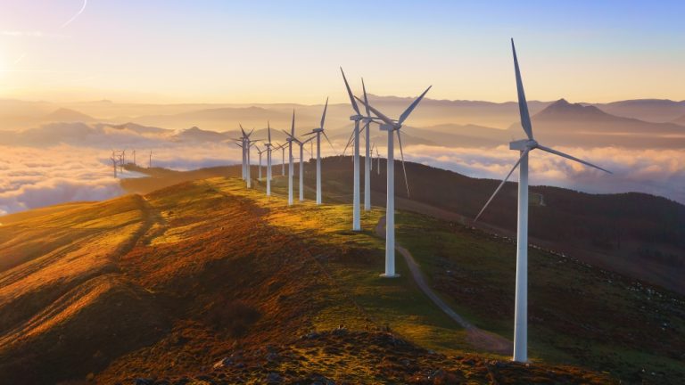 Producția de energie verde ezită, România rămâne fidelă combustibililor fosili