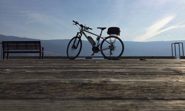 Foto reprezentativă: Bicicletă pe debarcaderul Summerland, 10 septembrie 2021, ©Ross Robinson