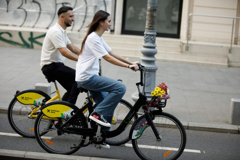 Tineri pe bicicletele I'Velo pe Calea Victoriei, Arhiva Asociației Green Revolution