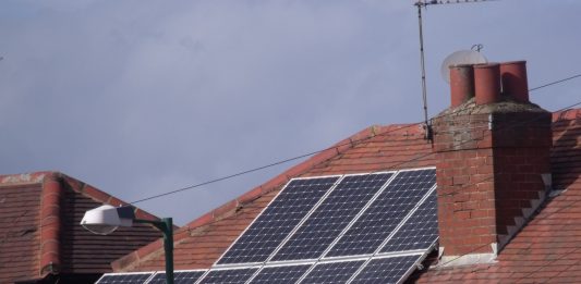 Foto: Panouri solare pe un acoperis, Northfield, UK, 3 martie 2012 Sursa: Elliot Brown | Flickr