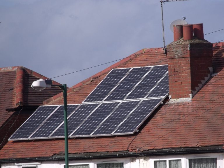 Foto: Panouri solare pe un acoperis, Northfield, UK, 3 martie 2012 Sursa: Elliot Brown | Flickr
