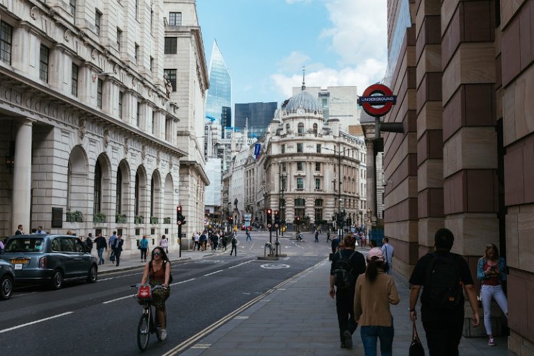 Apariția unei zone de emisii reduse din Londra a schimbat drumul copiilor spre școală